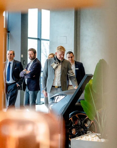 imagen-evento_gente-paseando-viendo-coches